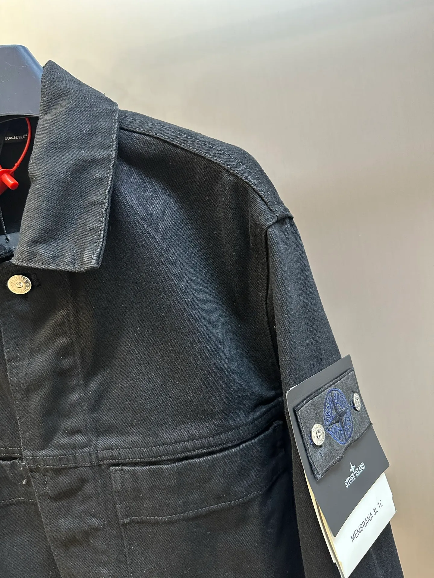 P520 Stonelsland Stone Island emblem denim jacket is made of custom-made high-density twill denim fabric. The front chest pocket is cut into the front panel in a golden ratio. The iconic Stonelsland emblem is embellished on the sleeves, like a unique medal, highlighting the brand's imprint. The whole piece of clothing is washed with medium filial piety, using a special solution to remove stains and slight fading, and then snowflake washed, using a strong washing method to fade the color to make it more uniform. The whole piece of clothing is stitched together using an embedded clamping machine. By changing the needle position, the embedded clamping machine can control the distance between the two needles to achieve seamless, smooth and tidy splicing. Size: s m l xl